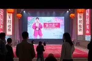 第七次敲门声封面，走廊尽头的一扇木门
