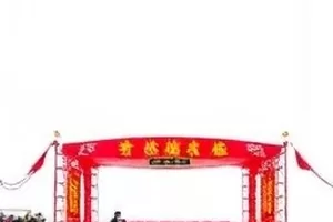 速递箱里的明信片封面，堆叠的明信片与投递箱