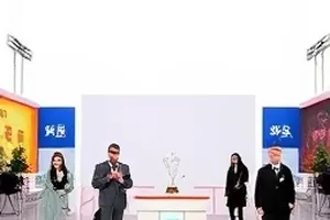 雪线之上的信号塔封面，雪山与信号塔剪影