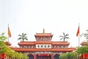 巷口修表铺春秋封面，修表工具与放大镜