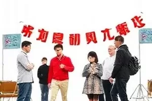 深巷里的照相馆封面，老式相机与布景